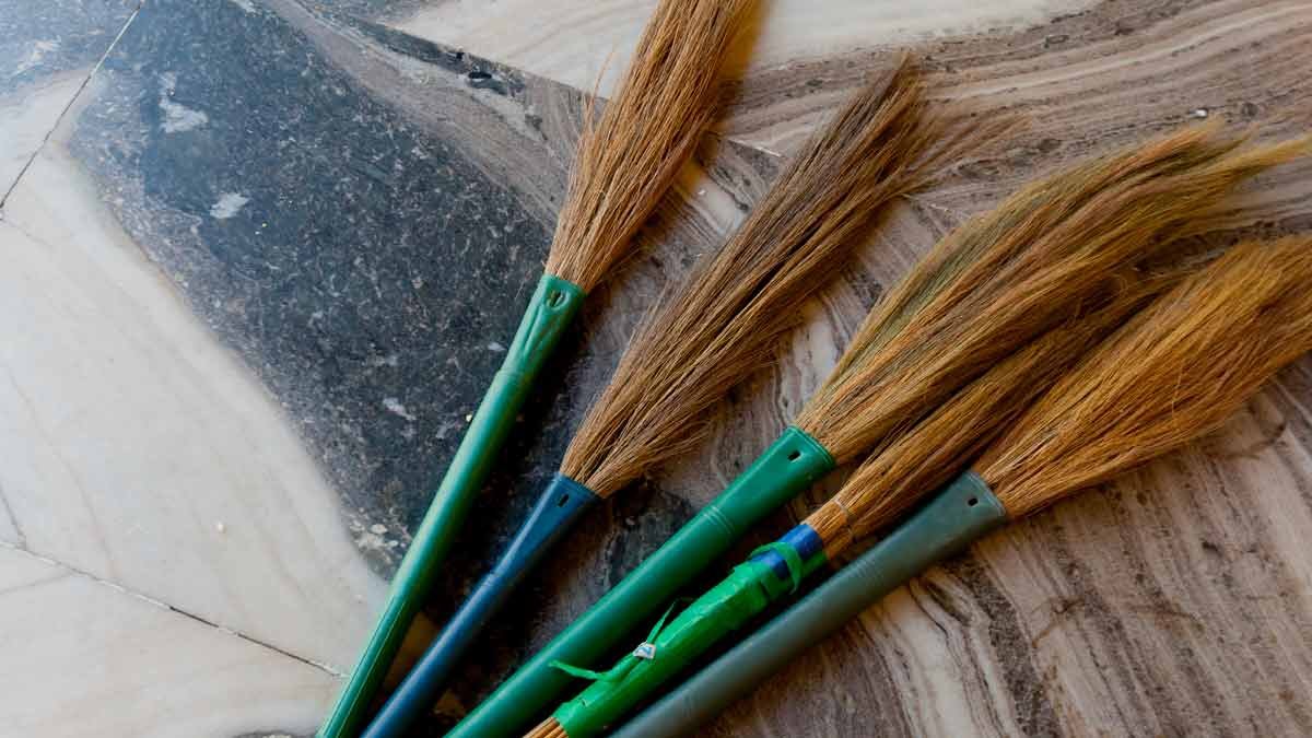 पुरानी झाड़ू को इस दिन न फेंके?जानें क्यों…
