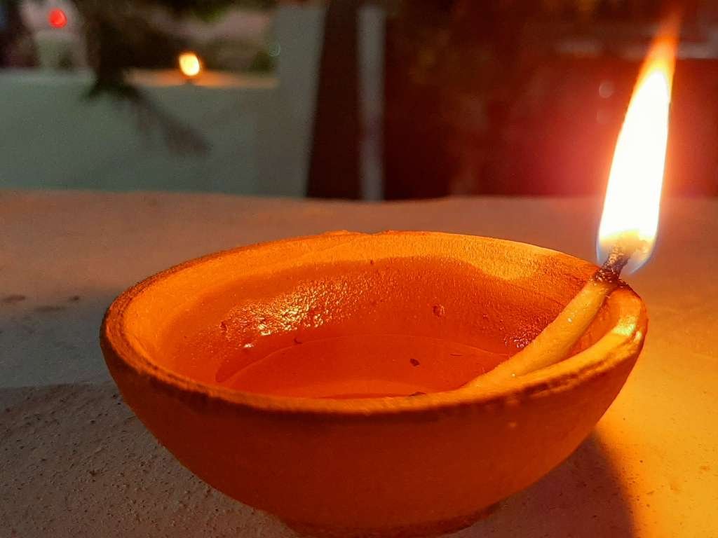 जानें,दीपक जलाने का महत्व और फायदे…